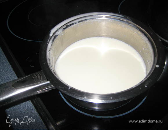 Тем временем в сотейнике смешиваем сливки,молоко и сахар и ванильн. сахар и доводим на медленном огне до кипения,минутку кипятим и сразу сняв с плиты смешиваем с желатином до растворения последнего.