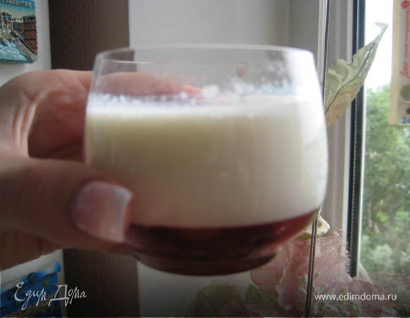 Остужаем сливочный слой до комнатной температуры и выливаем на клубничное желе слоем 4 см.Специально взяла одну прозрачную формочку для наглядности слоев))