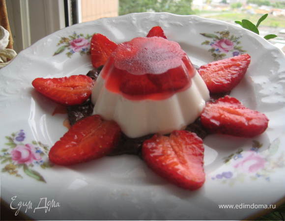 Отправляем все до полного застывания на часа 2-3 в холдильник.Перед подачей опускаем формочки на пару пару секунд в горячуую воду и переворачиваем на тарелку,наша панна кота легко оказывается на блюде))Украшаем как вздумается:тертым шоколадом,фруктами и т. д. Я украшала шоколадным соусом и ягодами. 