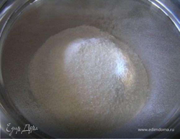 Муку смешать с сахаром и солью.