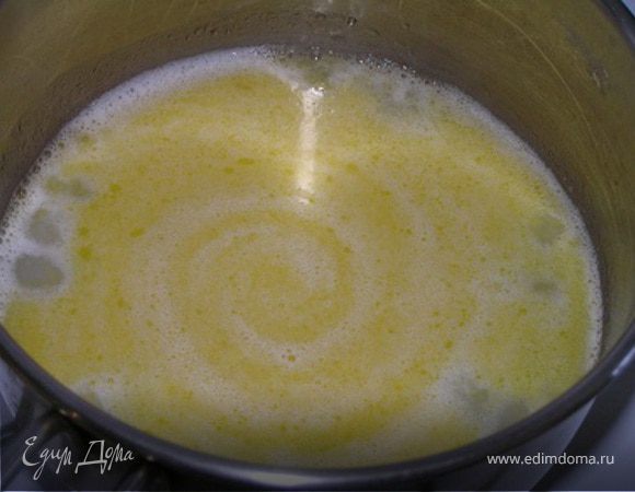 В кастрюльку влить воду, добавить масло, поставить на огонь и нагревать, пока масло не растает, затем увеличить огонь и быстро вскипятить смесь.