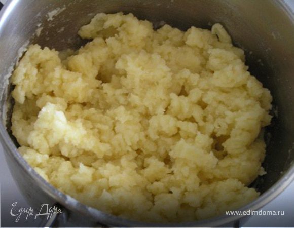 Засыпать в кипящую воду с маслом муку, перемешать и снять с огня. Охлаждать 15 минут. Поставить охлажденное тесто на огонь и вымешивать, пока тесто не образует шар.