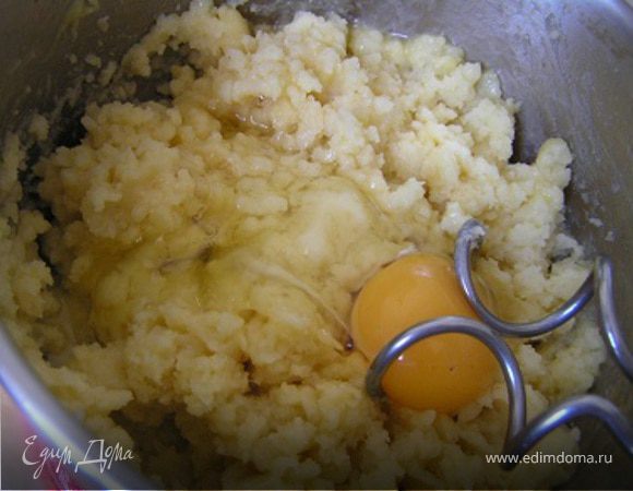 Снять с огня и по одному добавить в тесто яйца, тщательно вымешивая после каждой добавки...