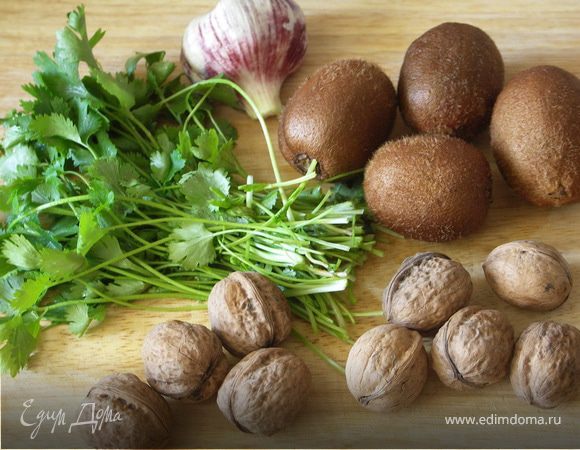 Если у Вас покупные орехи помойте их и подсушите на сковороде.Если домашние или купленные в скорлупе можно просто крупно порубить их.