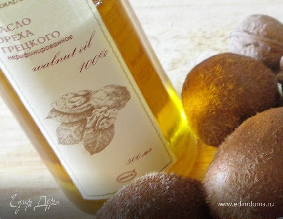 Уложить на тарелку слоями.Полить маслом.