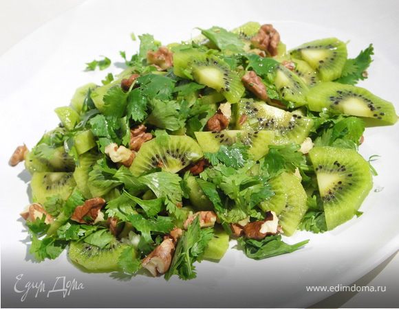 Посыпать солью с чесноком.Очень аккуратно перемешать и тут же кушать!Приятного аппетита!:))