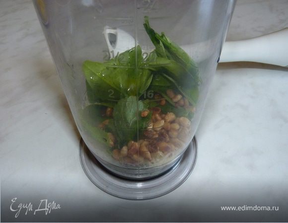 Для соуса сложить все ингредиенты в чашу миксера, измельчить.