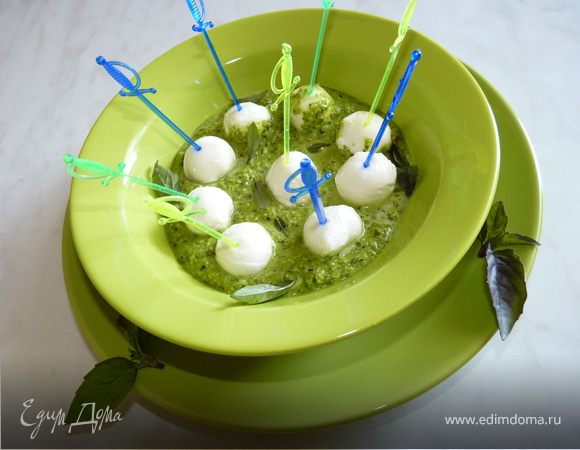 Выложить соус в салатник, добавить шарики моцареллы.
