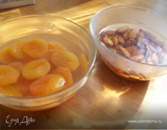 Замочите в кипятке на 15 минут курагу и миндаль.