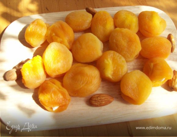 Слейте воду. Очистите миндаль от шкурки и начините орехари курагу. У меня помещалось 2-3 ореха в одну курагу.