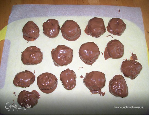 Разогреть на водяной бане шоколад, и обвалять в нем курагу. Выкладывайте на доску, предварительно застелив ее пергаментом.