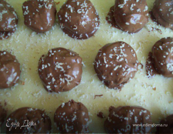 Натрите на мелкой терке несколько орешков и посыпьте конфеты.