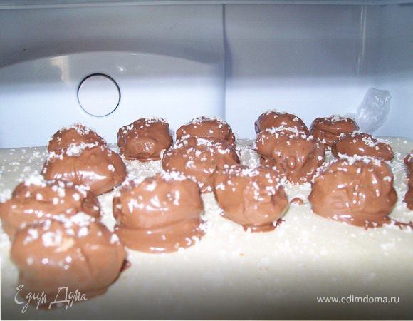 Уберите конфеты в холодильник на 1-2 часа.