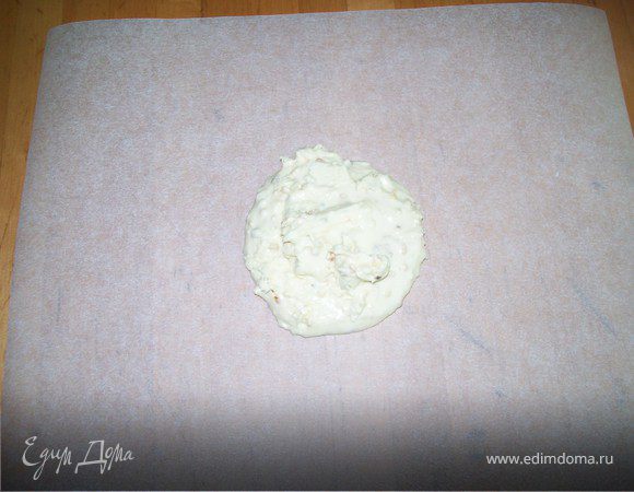 Растопить шоколад  на водяной бане и вылодить на доску, предварительно покрытую пергаментом.