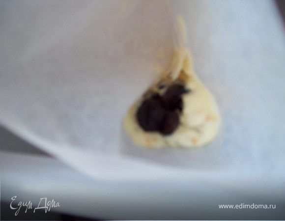 При помощи пергамента соединить края шоколада и сделать треугольник и убрать в холодильник на 1-2 часа.