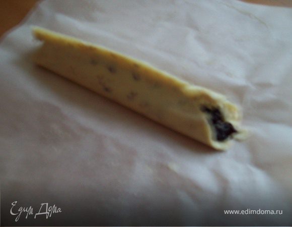 Достать из холодильника рулет открыть его...с верхней части срезать неровности и снова завернуть.