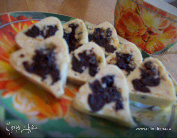 нарезать сквозь пергамент на конфеты. (так больше шансов что они при нарезке не сломаются) 