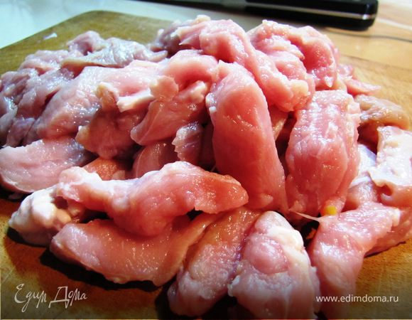 1.	Нарезать мясо тонкими ломтиками, толщиной около 0,5 сантиметра, при этом обычное правило нарезания мяса поперёк волокон приобретает обязательный характер. 
