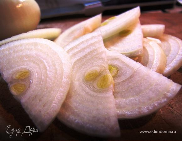 2.В сковороду налить масло, дно сковороды выложить репчатым луком, нарезанным полукружками. Как только начнет шипеть - добавляем мясо.