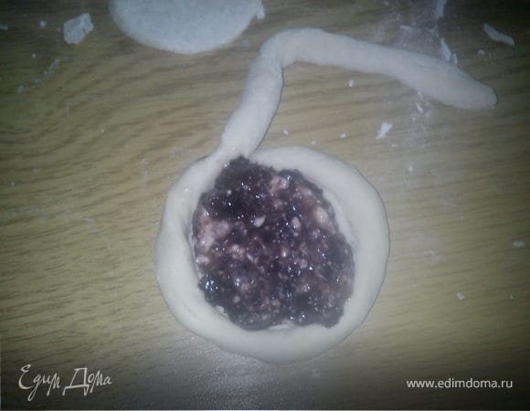 на круги наматать колбаски в виде "розочек"