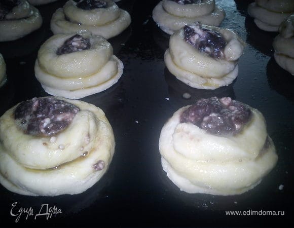 яйцо взбить хорошо, и смазать "розочки".
выложить их на смазанное деко.