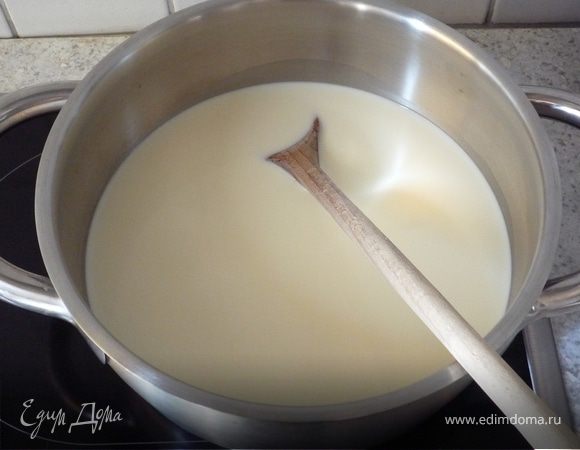 В кастрюле на среднем огне разогреваем молоко и сливки до образования пены у краев. Снимаем кастрюлю с огня.