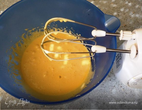 Взбиваем желтки с сахаром до светлого кремообразного состояния. 