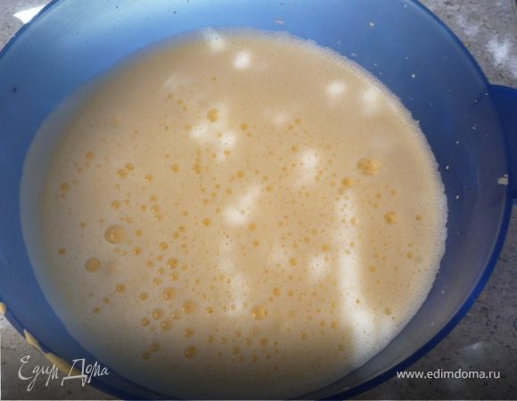 Небольшими порциями вводим горячее молоко и продолжаем перемешивать.