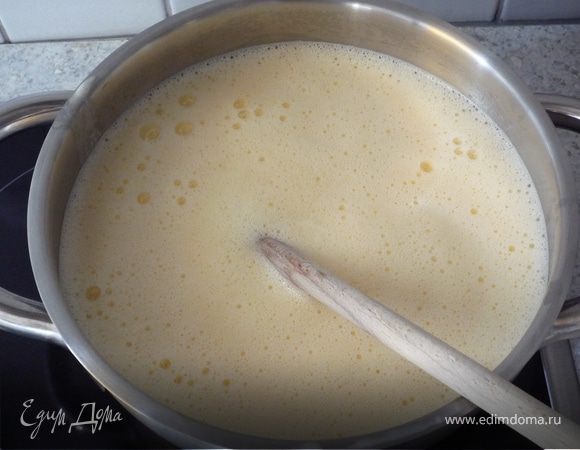 Переливаем все снова в кастрюлю и на медленном огне доводим до загустения, постоянно помешивая деревянной ложкой. У меня ушло где-то минут 10. Как только увидите
комочки - срочно снимайте с огня.