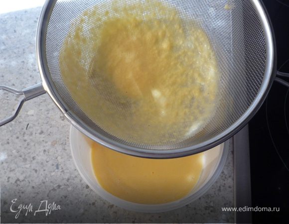 Через сито вливаем смесь в форму для замораживания, накрываем крышкой и ставим в холодильник (не в морозилку!) на несколько часов, лучше на ночь.