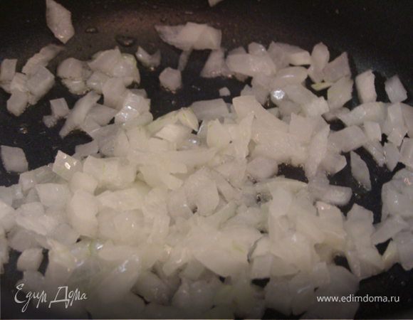 Лук обжарить до прозрачности.