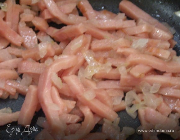 Добавить мелко порезанную ветчину. Подержать на среднем огне минут 5, потом переложить в отдельную миску.
