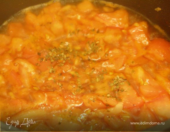 В том же тагане, где жарился лук с ветчиной, уварить до густоты мелко порезанные томаты, соль, базилик.