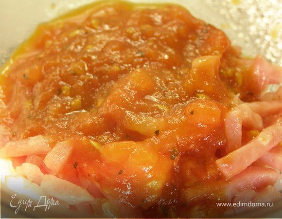 Томатную смесь переложить к ветчине с луком.