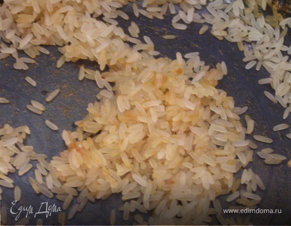 3 минуты обжарить сухой рис (таган мыть не обязательно). Влить чай, накрыть крышкой и варить до готовности минут 20.