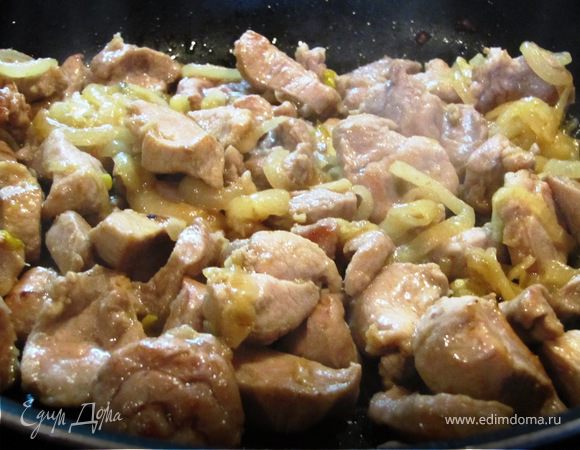 4.На большом огне быстро обжарить ломтики мяса. Обжаривание — самый важный этап в приготовлении блюда, при правильном предварительном прокаливании масла и небольшой порции мяса, обжаривание в любом случае не должно занять более 5 минут, а правильнее 2-3 минуты. 