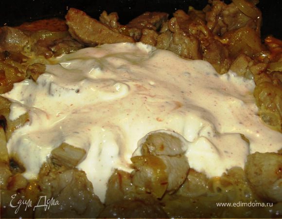 5.После кратковременного обжаривания залить заправкой из сметаны и аджики. Посолить, перемешать.