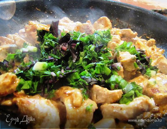 Добавить рубленую зелень, перемешать и отставить на несколько минут, пока приготовим салат.