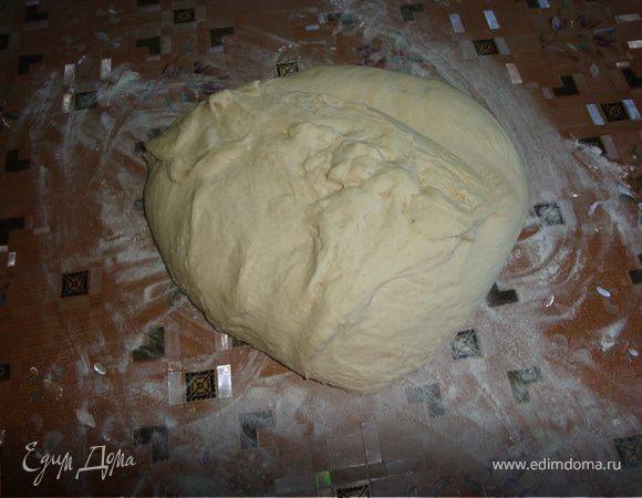 Делаем тесто по рецепту http://www.edimdoma.ru/recipes/14221 смешиваем просеянную муку с манкой, высыпем на стол, делаем ямку вливем теплую воду, собираем с краев вилкой немного муки, добавляем соль, дрожжи и оливковое масло, я добавила меньше 3 ст л, замешиваем тесто, долго и качественно вымешивем ок 5-10 мин, сформировать круг, убрать в глубокую посуду и накрыть влажным полотенцем на 1 -1.5ч