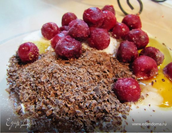 Все ингредиенты одновременно помещаем в миску для сбивания. Шоколад натираем на терке. 