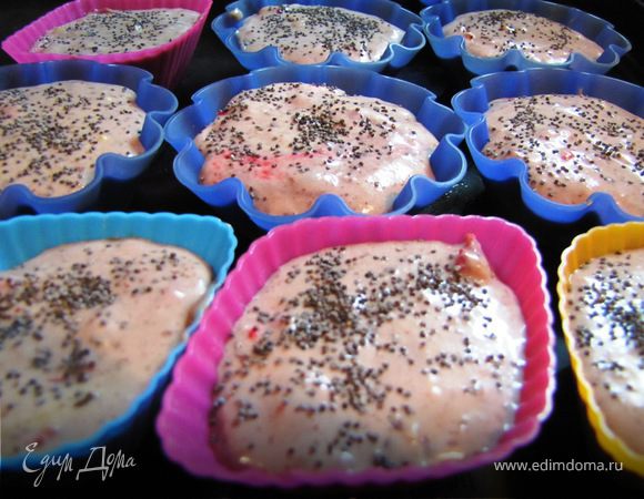 Выкладываем тесто в наши формочки. Можно посыпать маком.
