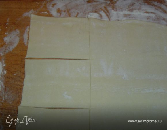   Раскатайте слоеное тесто до толщины 3 -4 мм, разрежьте на квадраты. Уложите в небольшие формы, оттягивая уголки. Проколите тесто. Выпекайте при температуре 250 гр. , до золотистого цвета. Охладите.Взбейте сливки до устойчивой пены. Перемешайте их с сахарной пудрой.Разложите взбитые сливки в выпеченные корзиночки. Сверху уложите клубнику и мяту.
 Получается вкуснота и красота!
 Приятного аппетита!!!!!
