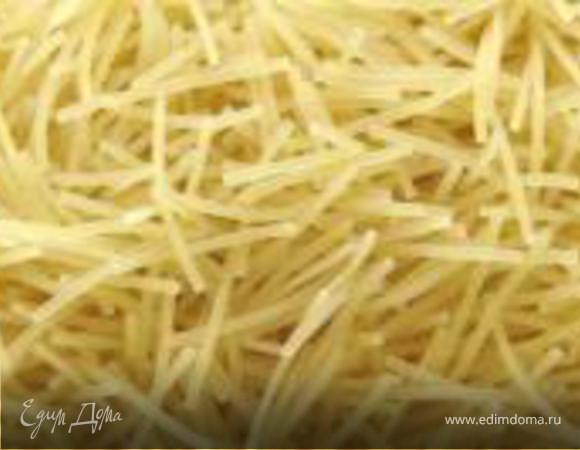 Отварить вермишель.Откинуть на дуршлаг.Пусть остывает.Можно не промывать водой.






