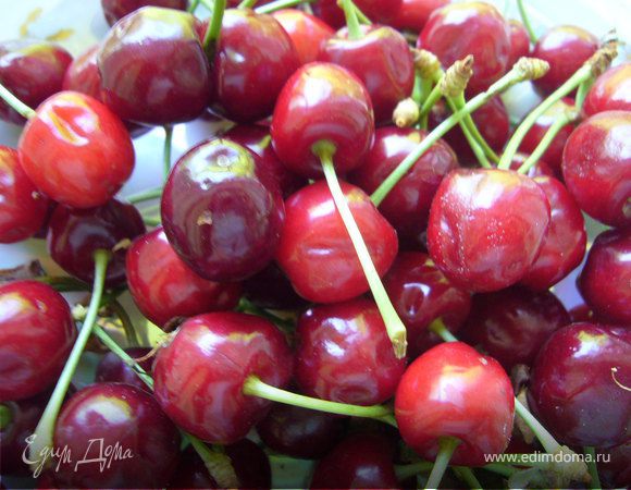 Помыть черешню и очистить от косточек и веточек.