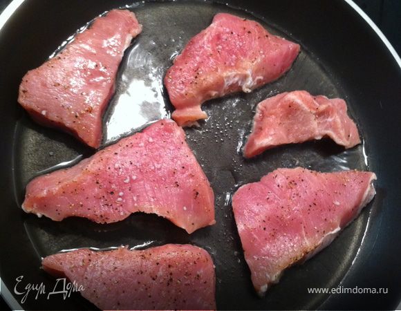 мясо лучше нарезать кусочками потолще, его нужно посолить и поперчить, а потом на сковородку, в которую налейте побольше масла