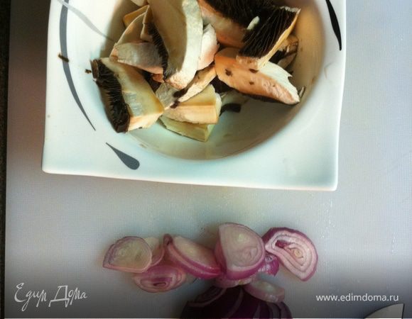 сначала лук и грибы