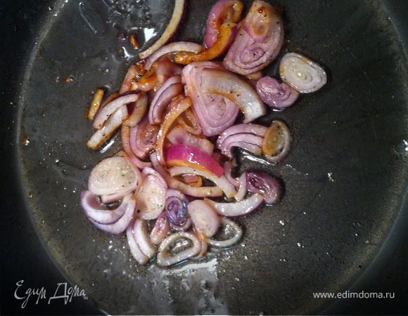 используйте масло в котором жарилось мясо, никогда не сливайте это масло, на новом будет не так вкусно

на жареный лук немного перца и соли