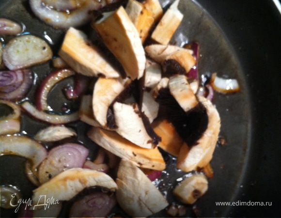 затем грибы, они сильно уменьшаться, поэтому лучше кусочки покрупнее