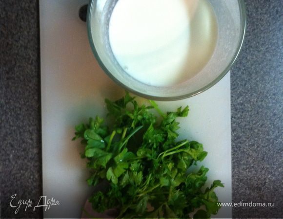 зелень и сливки.
честно, я не понимаю разницы сливок для соуса или просто сливок, как по мне, это просто сдералово денег