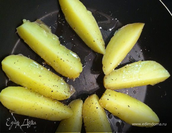 сваренный картофель бросайте на сковородку с большим количеством масла